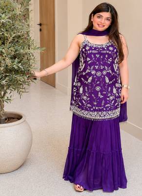 Women floral embroidered regular thread work kurta with sharara & with dupatta 2