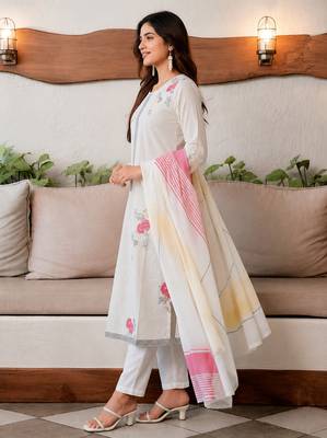 Crtx white jaquard pure cotton kurti with dupatta and pant 3