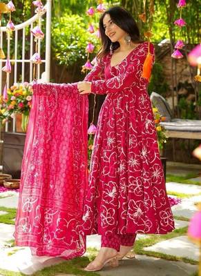 Festive wear rani pink printed pure muslin kurta palazzo set for women 3