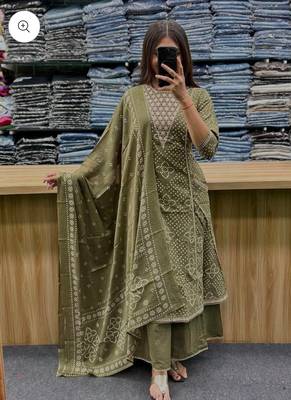 Women's Green Bandhani Printed Kurta Pant Set with Dupatta 2