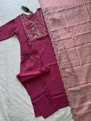 Women's  deep pink embroidered straight kurta pant set with scalloped dupatta 4