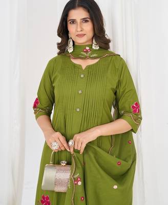 Women embroidered cotton blend a-line kurta set with pants and scalloped dupatta 2