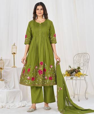 Women embroidered cotton blend a-line kurta set with pants and scalloped dupatta 3