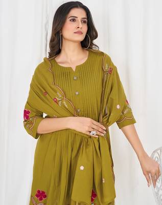 Women embroidered cotton blend a-line kurta set with pants and scalloped dupatta 2