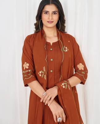 Women embroidered cotton blend a-line kurta set with pants and scalloped dupatta 2
