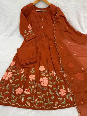 Women embroidered cotton blend a-line kurta set with pants and scalloped dupatta 4