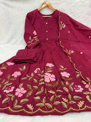 Women embroidered cotton blend a-line kurta set with pants and scalloped dupatta 4