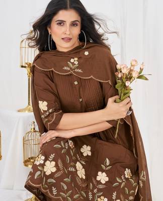 Women embroidered cotton blend a-line kurta set with pants and scalloped dupatta 2