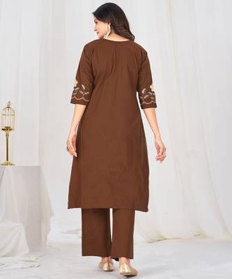 Women embroidered cotton blend a-line kurta set with pants and scalloped dupatta 3