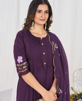 Women embroidered cotton blend a-line kurta set with pants and scalloped dupatta 2