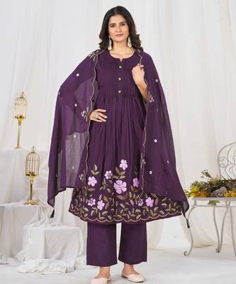 Women embroidered cotton blend a-line kurta set with pants and scalloped dupatta 3