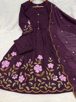 Women embroidered cotton blend a-line kurta set with pants and scalloped dupatta 4