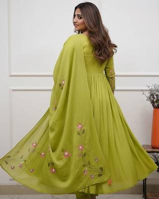 Green embroidered print a-line cotton kurta pant with dupatta 3