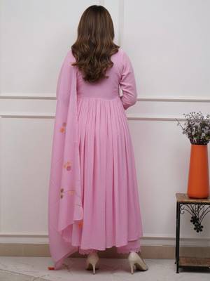 Light pink embroidered print a-line cotton kurta pant with dupatta 4