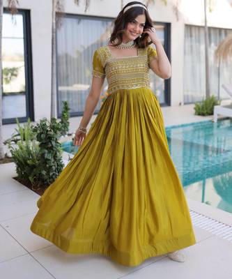 Green silk blend embroidered flared gown set 3