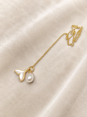 Mermaid tail pearl pendant necklace, gold-tone chain 1