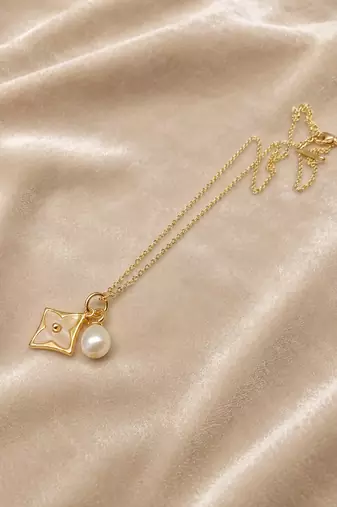 Gold-tone flower charm and pearl pendant necklace