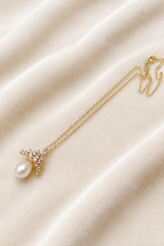 Pearl pendant necklace with crystal crown, gold chain