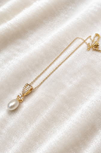 Freshwater pearl drop pendant necklace with gold-tone chain