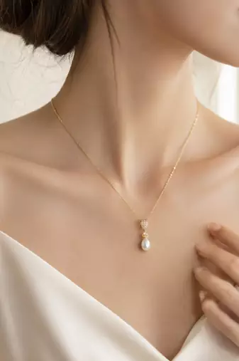 Freshwater pearl drop pendant necklace with gold-tone chain
