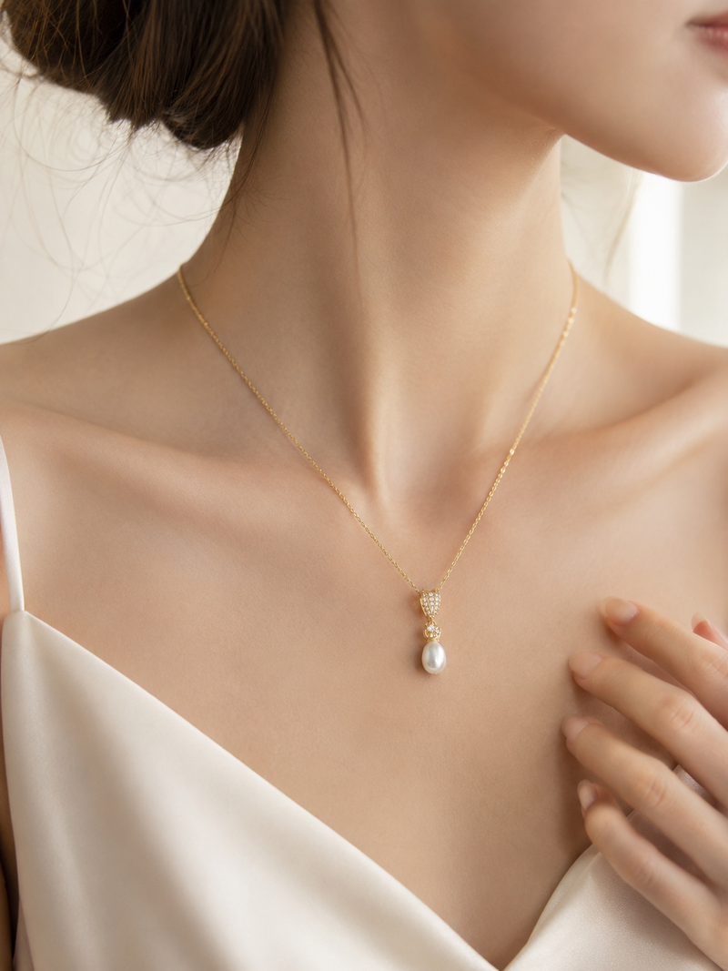 Freshwater pearl drop pendant necklace with gold-tone chain