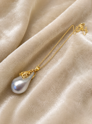 Baroque pearl pendant necklace with gold-tone chain 1