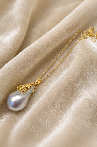 Baroque pearl pendant necklace with gold-tone chain