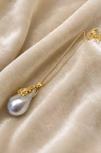 Baroque pearl pendant necklace with gold-tone chain
