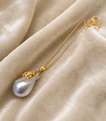 Baroque pearl pendant necklace with gold-tone chain