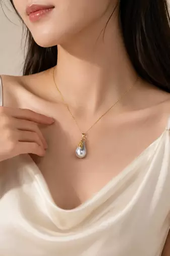 Baroque pearl pendant necklace with gold-tone chain