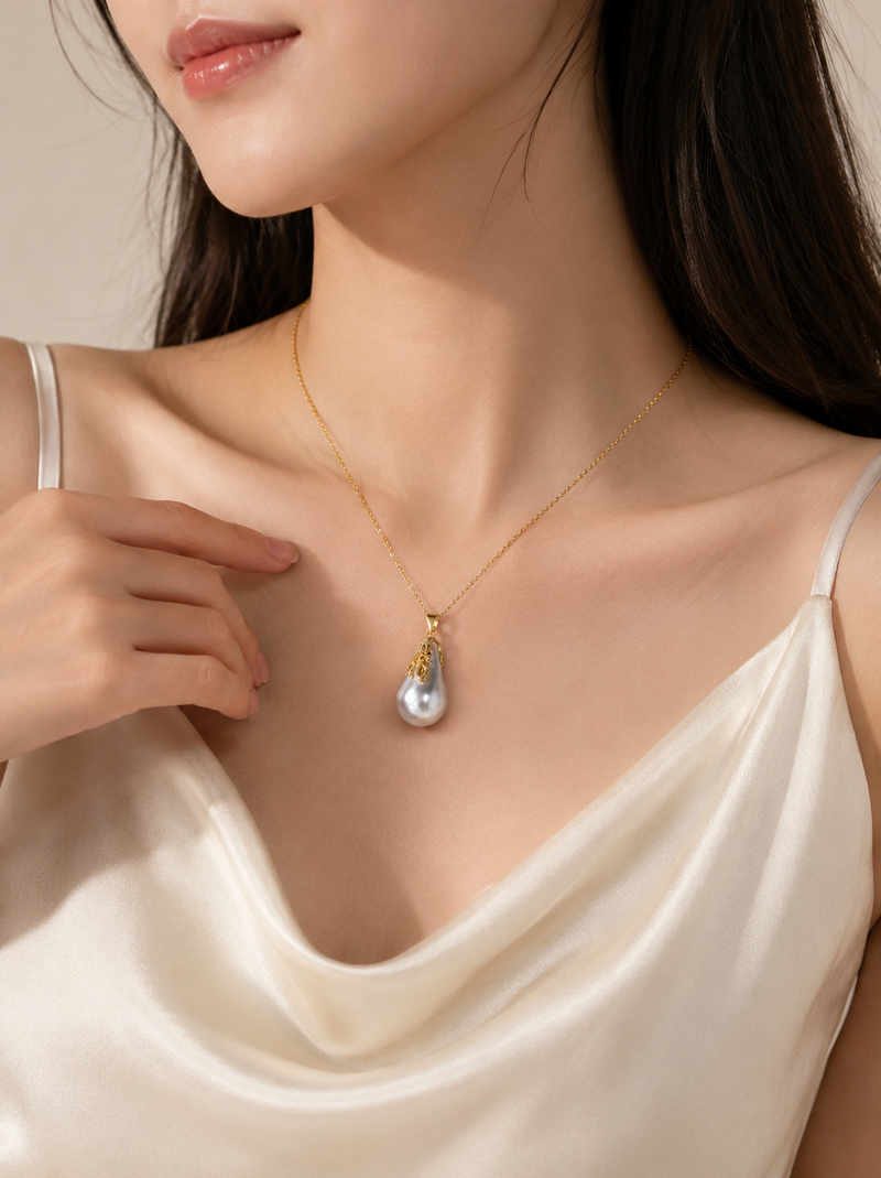 Baroque pearl pendant necklace with gold-tone chain
