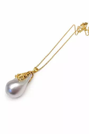 Baroque pearl pendant necklace with gold-tone chain