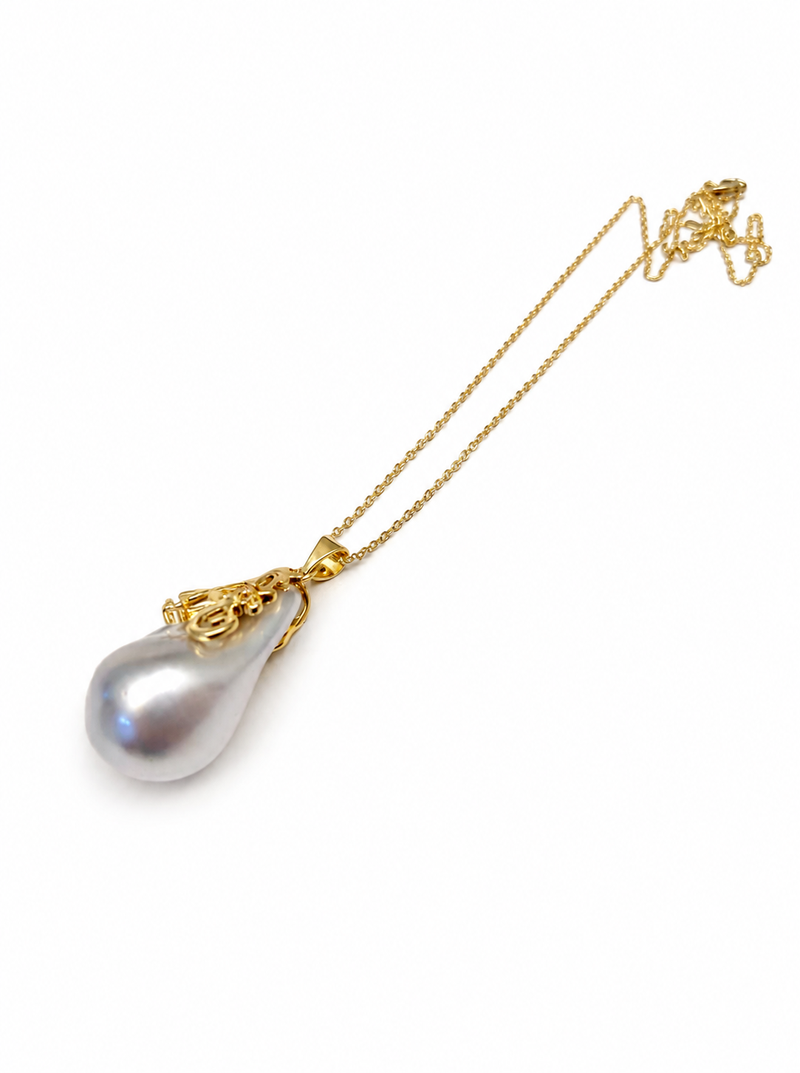 Baroque pearl pendant necklace with gold-tone chain