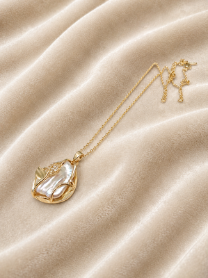 Baroque pearl pendant necklace with gold-tone leaf setting 1