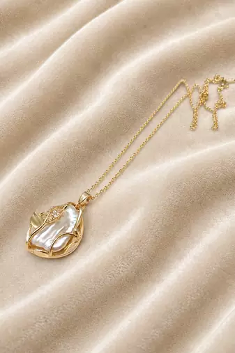 Baroque pearl pendant necklace with gold-tone leaf setting