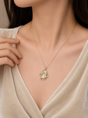 Baroque pearl pendant necklace with gold-tone leaf setting 2