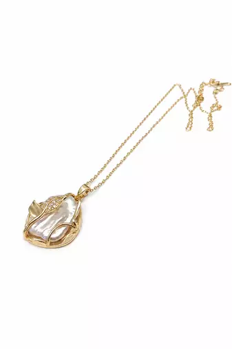 Baroque pearl pendant necklace with gold-tone leaf setting