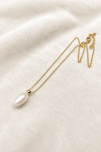 Pearl pendant necklace with gold-tone chain, white