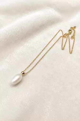 Pearl pendant necklace with gold-tone chain, white