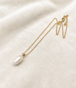 Pearl pendant necklace with gold-tone chain, white