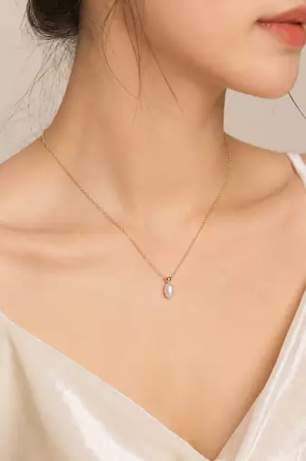 Pearl pendant necklace with gold-tone chain, white