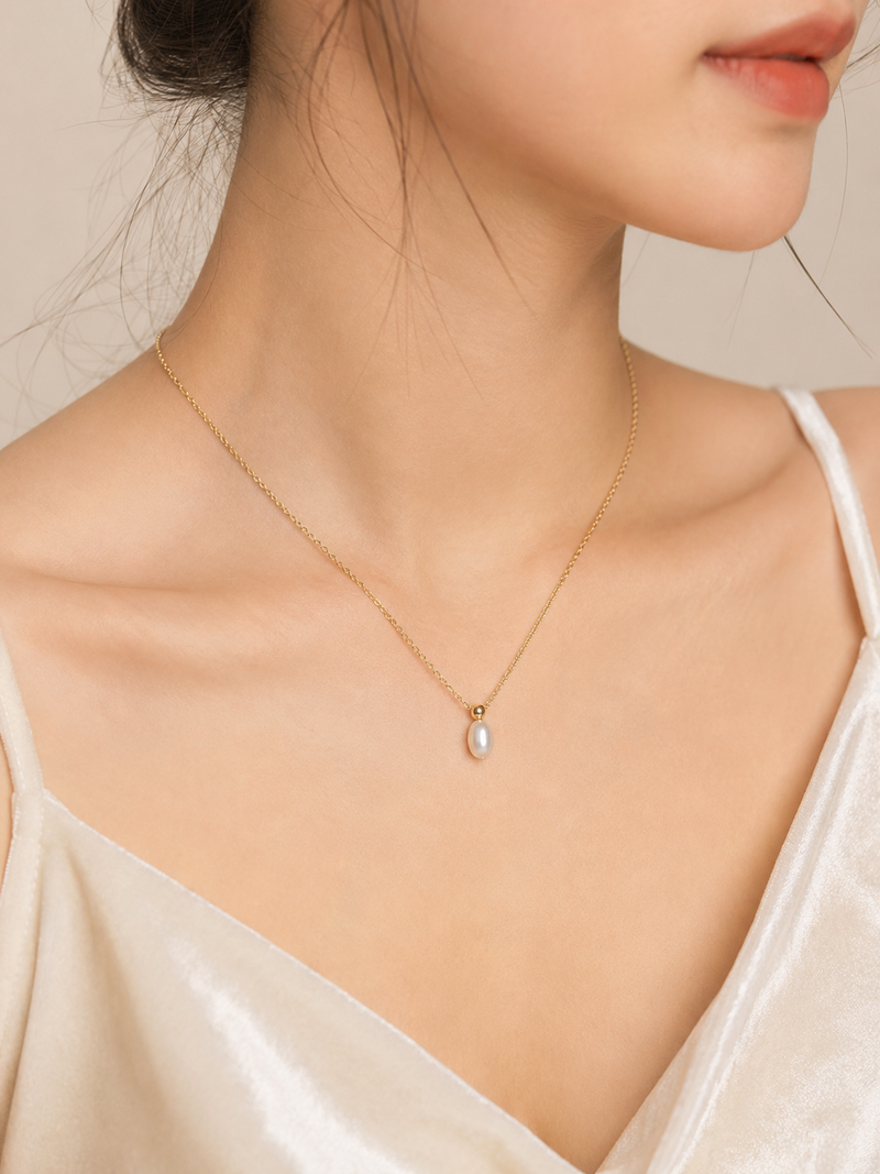 Pearl pendant necklace with gold-tone chain, white
