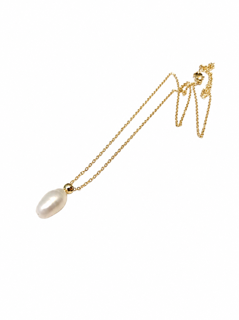 Pearl pendant necklace with gold-tone chain, white