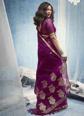 Magenta linen silk blend saree with gold zari border & floral woven pallu 2