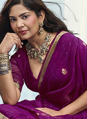 Magenta linen silk blend saree with gold zari border & floral woven pallu 3