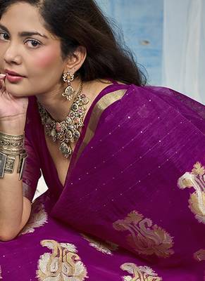 Magenta linen silk blend saree with gold zari border & floral woven pallu 4