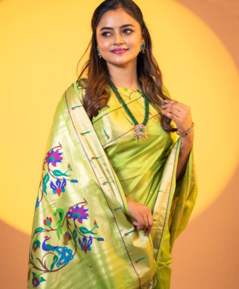Women mehndi Art silk handloom saree