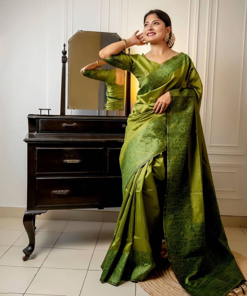 Women green Art silk handloom saree