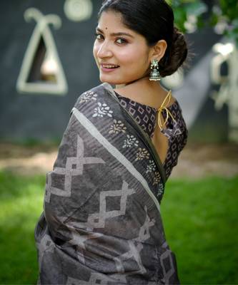 Women grey art silk handloom saree 4