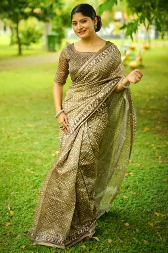 Women mehndi art silk handloom saree